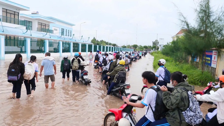 Học sinh Bạc Liêu bì bõm đến trường trong ngày triều cường dâng cao - Ảnh 2.