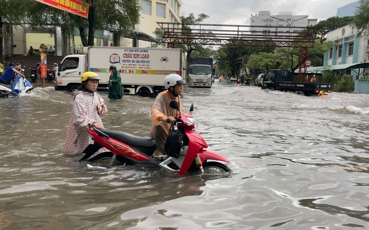 Học sinh Bạc Liêu bì bõm đến trường trong ngày triều cường dâng cao - Ảnh 3.