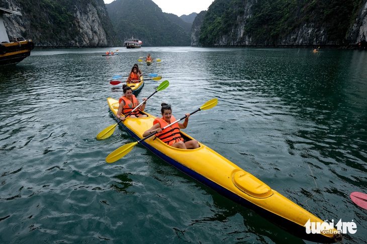 Cát Bà dừng hoạt động chèo thuyền kayak trên vịnh - Ảnh 1.