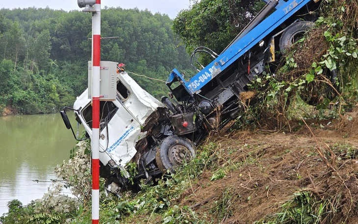 Tìm thấy hai nạn nhân trong vụ xe chở rác lao khỏi cầu Bình Thành ở Huế - Ảnh 3.