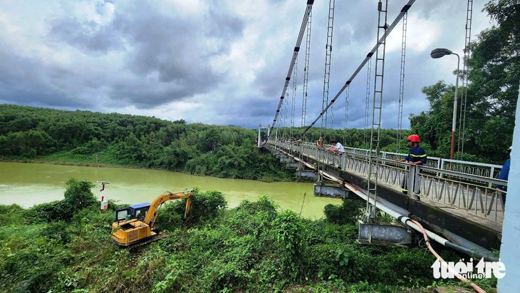 Đóng đập thủy điện để tìm người mất tích trong vụ xe chở rác lao xuống cầu treo ở Huế - Ảnh 1.