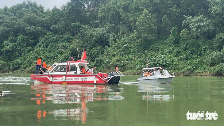 Đóng đập thủy điện để tìm người mất tích trong vụ xe chở rác lao xuống cầu treo ở Huế - Ảnh 3.