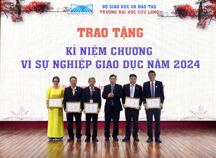 Cán bộ, giảng viên Trường đại học Cửu Long nhận Kỷ niệm chương - Ảnh 3.