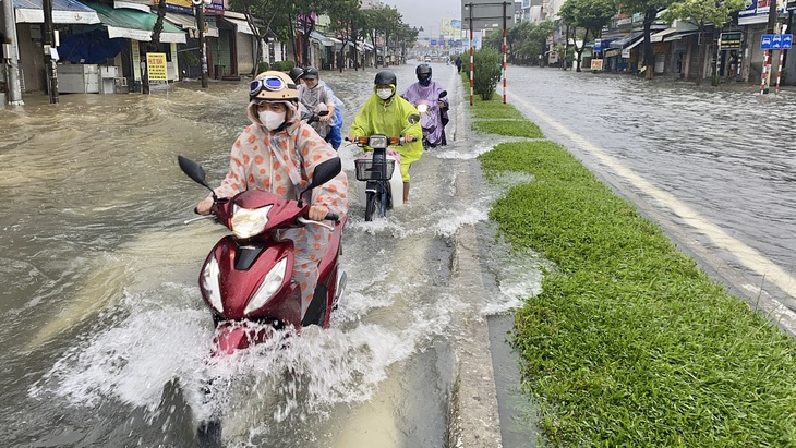 Lo ngập, chủ tịch Đà Nẵng truy chuyện nạo vét cống, cửa thu nước - Ảnh 2.