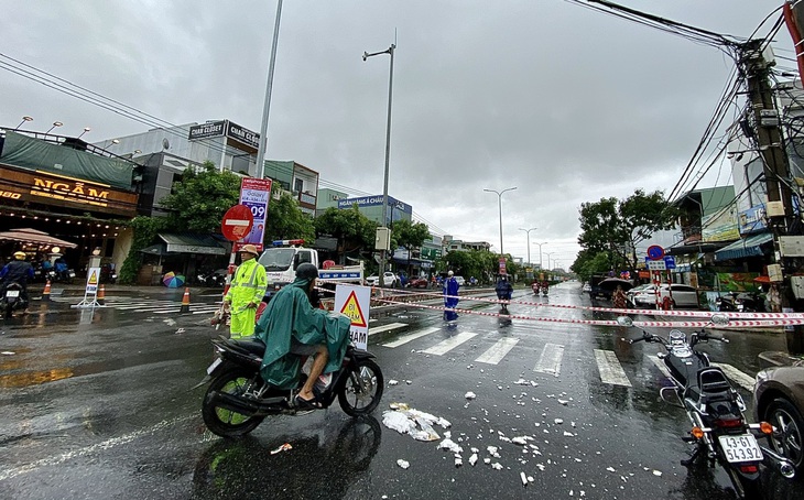 Lo ngập, chủ tịch Đà Nẵng truy chuyện nạo vét cống, cửa thu nước - Ảnh 4.