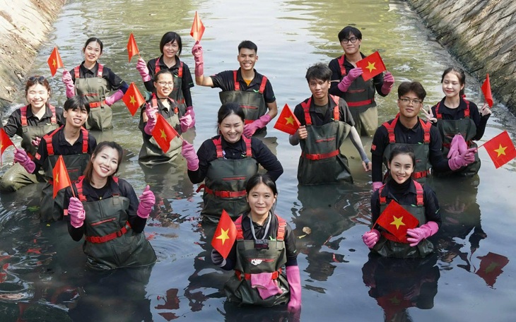 Hàng trăm vận động viên giải chạy đêm Nha Trang dọn vệ sinh môi trường trên bãi biển - Ảnh 4.