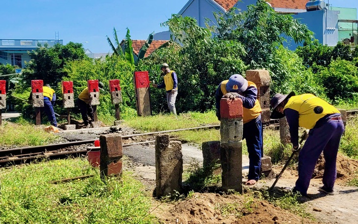 Băng qua đường sắt người đàn ông bị tàu hỏa tông cắt đôi người - Ảnh 3.