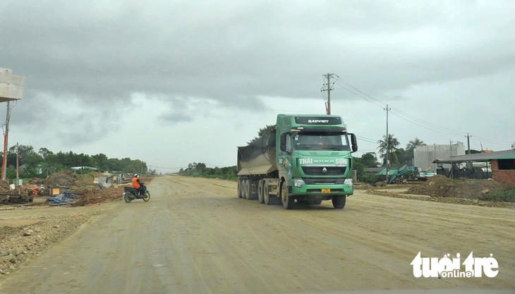 Lãng phí hơn 76 tỉ đồng trên dự án cao tốc vì 'bỏ mỏ gần, lấy mỏ xa' - Ảnh 6.