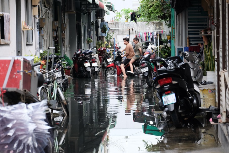 Hẻm quận 12 ngập nước đen kịt quanh năm, địa phương huy động máy bơm xử lý - Ảnh 1.