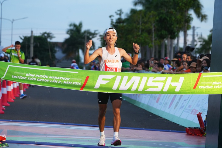 Hoàng Nguyên Thanh ngất ngây thắng giải marathon trên quê hương - Ảnh 1.