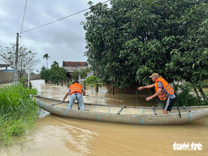 Lũ trên sông Trà Câu lên nhanh, người dân hối hả chạy lũ - Ảnh 3.