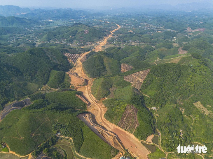 Nổ mìn, xẻ núi làm đường cao tốc tới Hà Giang - Ảnh 5.