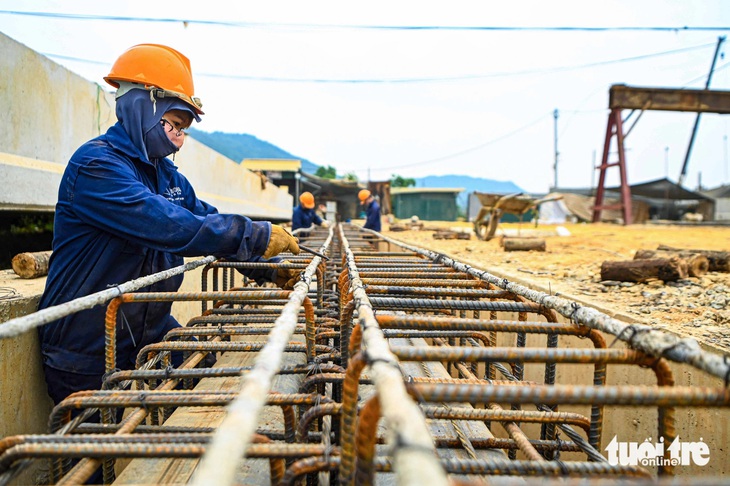 Nổ mìn, xẻ núi làm đường cao tốc tới Hà Giang - Ảnh 11.