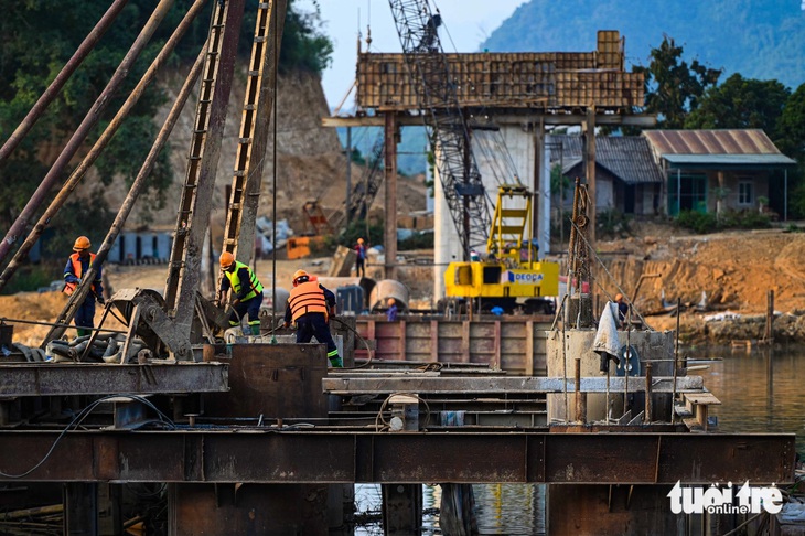 Nổ mìn, xẻ núi làm đường cao tốc tới Hà Giang - Ảnh 20.