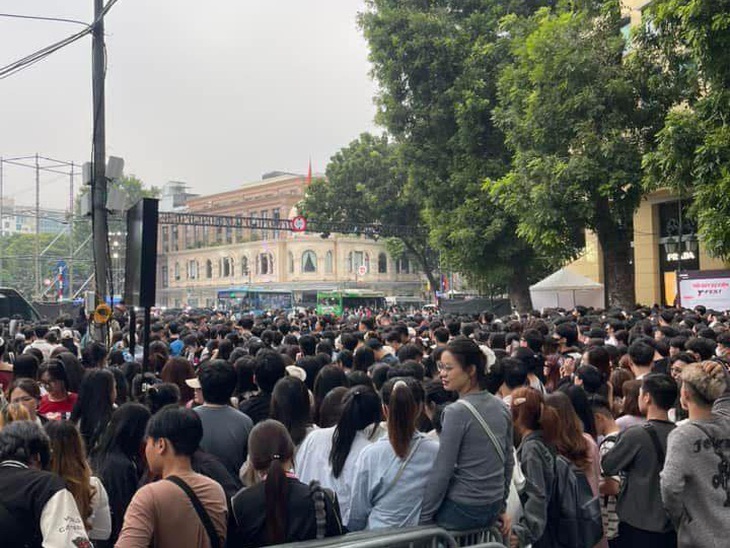 Vì sao hàng ngàn người tập trung trước Nhà hát lớn Hà Nội khiến đường tắc từ sáng tới chiều? - Ảnh 2.