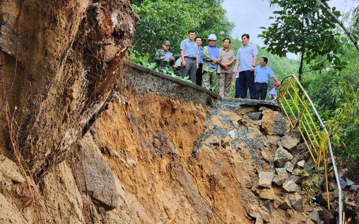 Bí thư Tỉnh ủy Quảng Ngãi kiểm tra, chỉ đạo xử lý sạt lở trên sông Trà Câu - Ảnh 2.