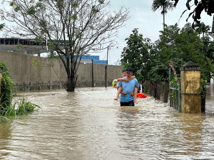 Lũ trên sông Trà Câu lên nhanh, người dân hối hả chạy lũ - Ảnh 1.