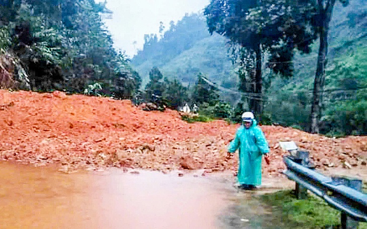 Nước trên các sông dâng nhanh do mưa lớn, Huế khẩn cấp cho học sinh toàn tỉnh nghỉ học - Ảnh 4.