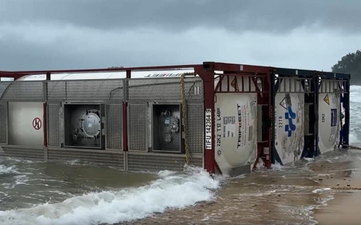 Vật thể lạ có dòng chữ China Buoy trôi dạt vào bờ biển Quảng Ngãi - Ảnh 2.