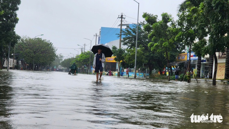 Mưa lớn, tháng 11 mà Huế ngập nặng, sập một căn nhà - Ảnh 1.