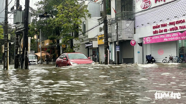 Mưa lớn ở Huế, nhiều tuyến đường bị ngập nặng, sập một căn nhà - Ảnh 3.