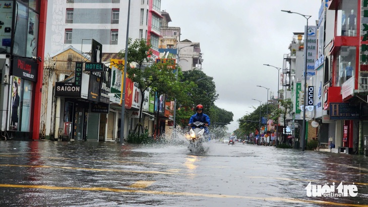 Mưa lớn, tháng 11 mà Huế ngập nặng, sập một căn nhà - Ảnh 5.