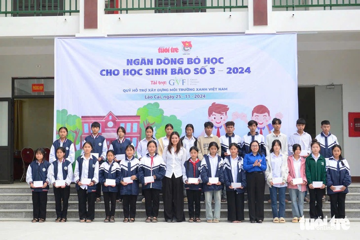 100 suất học bổng Ngăn dòng bỏ học trao cho học sinh rẻo cao Lào Cai - Ảnh 1.