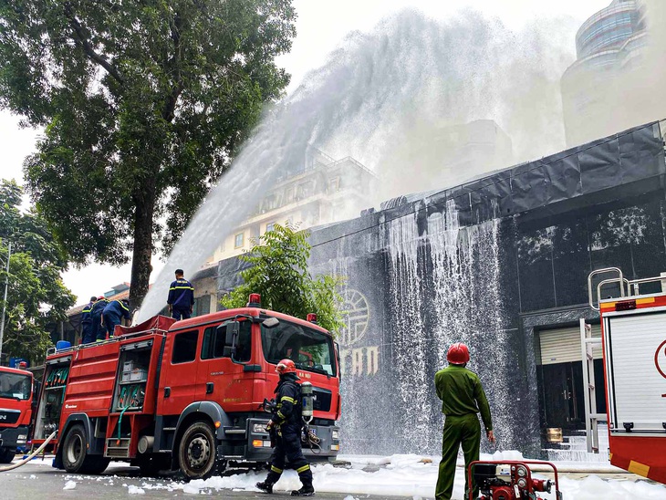 Khói từ vụ cháy nhà hàng lan sang tòa nhà cao tầng, nhiều người tháo chạy lên tầng thượng - Ảnh 1.