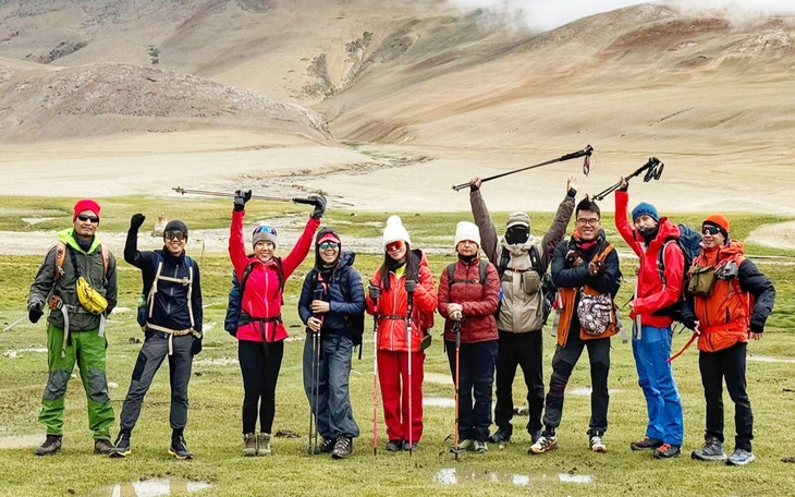 Cô giáo dạy vẽ chinh phục tuyết sơn Everest - Ảnh 4.