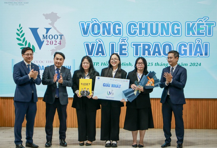 Trường đại học Luật TP.HCM đạt giải nhất Phiên tòa giả định cấp quốc gia 2024 - Ảnh 1.