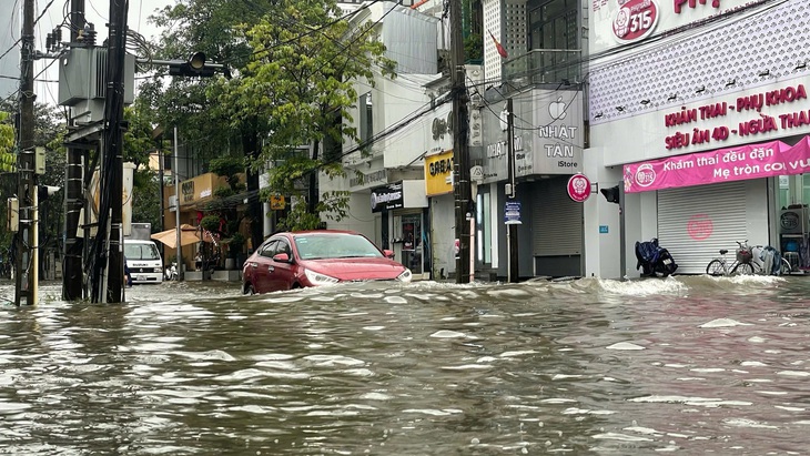 Cảnh báo mưa lớn gây ngập lụt, sạt lở đất ở miền Trung - Ảnh 1.