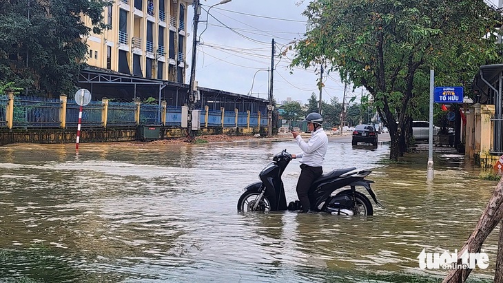 Người Huế sau trận lũ bất ngờ do mưa lớn: Vừa dọn nhà cửa, vừa thấp thỏm lo tái ngập - Ảnh 4.