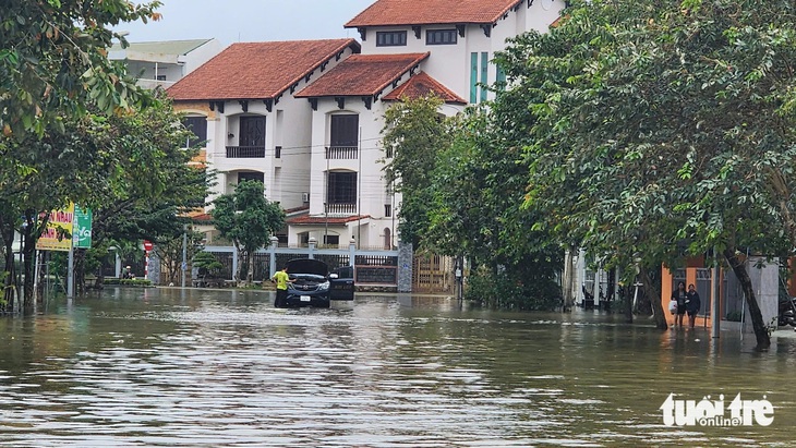 Người Huế sau trận lũ bất ngờ do mưa lớn: vừa dọn nhà cửa, vừa thấp thỏm lo tái ngập - Ảnh 5.