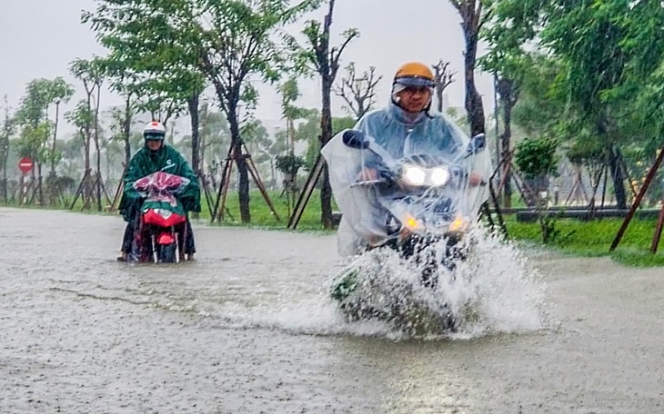 Người Huế sau trận lũ bất ngờ do mưa lớn: vừa dọn nhà cửa, vừa thấp thỏm lo tái ngập - Ảnh 2.