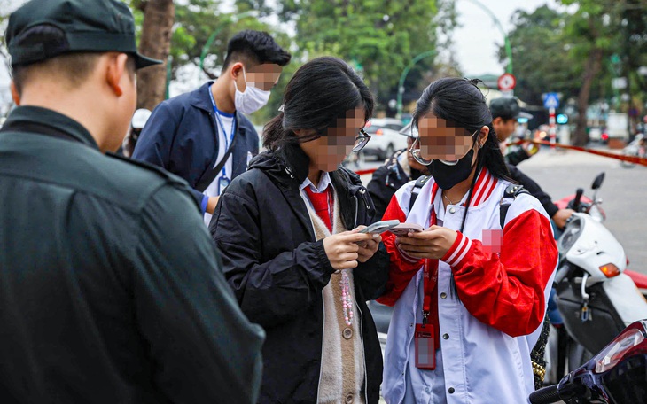 Sinh viên mặc đồng phục thường ở thế yếu khi va chạm giao thông - Ảnh 2.