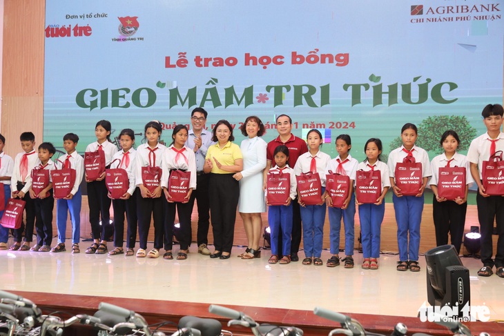 Xúc động trao học bổng Gieo mầm tri thức, nâng bước học sinh nghèo vươn ước mơ công an, giáo viên - Ảnh 5.