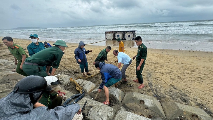 Chủ tịch tỉnh Quảng Ngãi chỉ đạo xử lý ba bồn chứa khí 'vô chủ' dạt vào bờ biển - Ảnh 3.