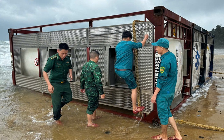 Vật thể lạ có dòng chữ China Buoy trôi dạt vào bờ biển Quảng Ngãi - Ảnh 4.