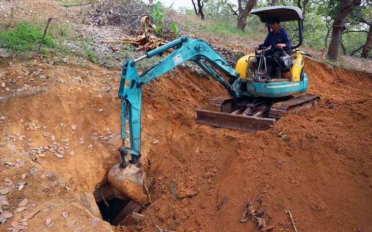 Người dân khoét hàm ếch dưới chân quốc lộ để đãi vàng - Ảnh 2.