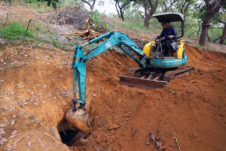 Đánh sập đường hầm của nhóm đào vàng trái phép ở Bình Phước - Ảnh 1.