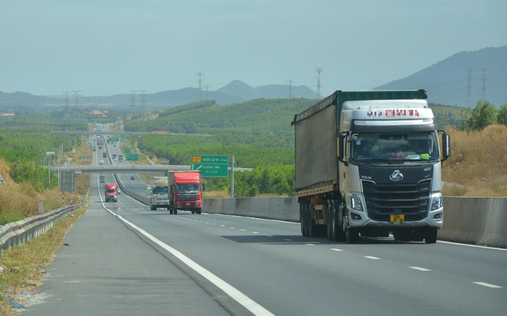 Ô tô chạy gần 160km/h trên cao tốc Vĩnh Hảo - Phan Thiết - Ảnh 2.