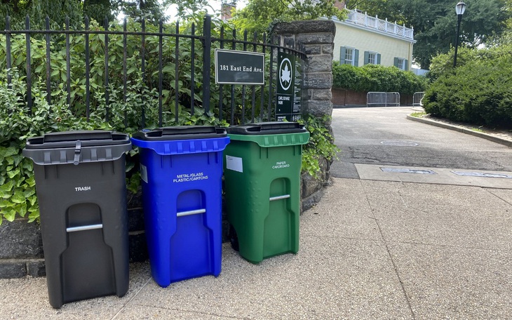 Sinh viên làm thùng rác tự phân loại rác - Ảnh 4.