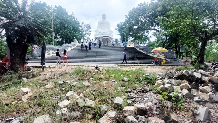 Giải tỏa dân rồi bỏ hoang tàn khu đồi tượng Phật trắng nổi tiếng ở Nha Trang  - Ảnh 3.