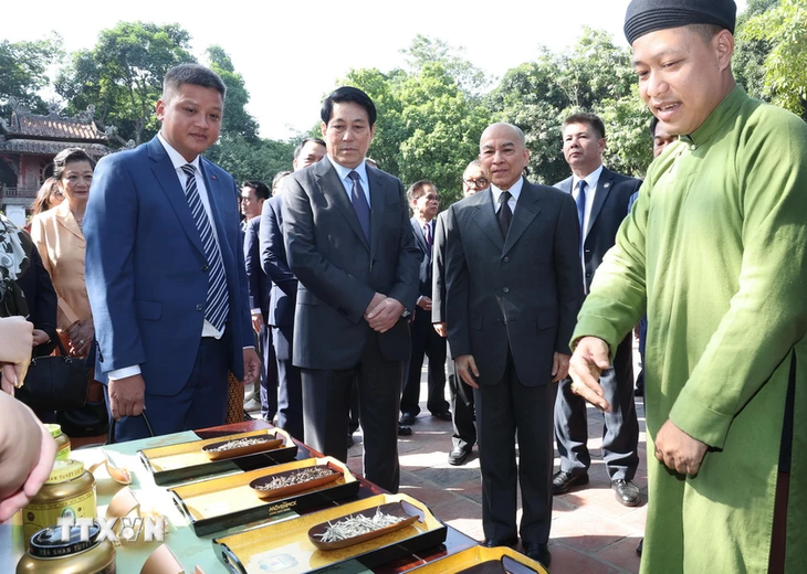 Quốc vương Campuchia thăm Văn Miếu - Quốc Tử Giám và chùa Quán Sứ - Ảnh 2.