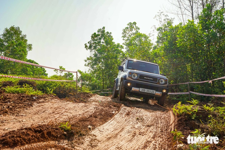 Đặt Suzuki Jimny vào cung đường off-road mới hiểu vì sao dân chơi săn đón - Ảnh 10.