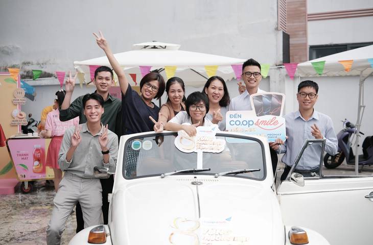 Co.opSmile khuấy động TP.HCM với roadshow xe cổ độc đáo cùng 'cơn mưa' quà tặng - Ảnh 2.