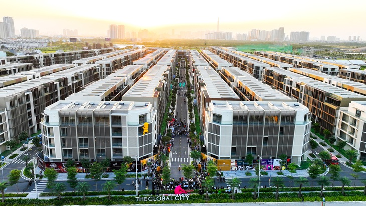 Trao sổ hồng nhà phố thương mại tại The Global City - Ảnh 2.