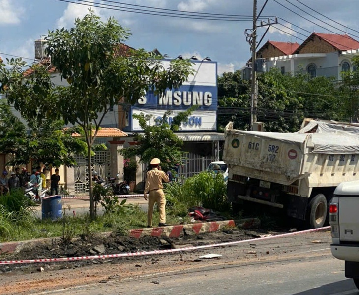 Xe ben tông liên hoàn 3 ô tô và xe máy, 1 người chết - Ảnh 2.