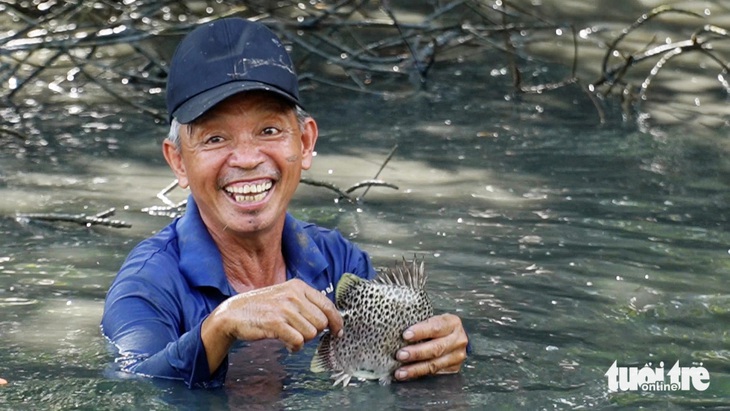 Dỡ chà bắt cá nâu, cách làm du lịch độc đáo của nông dân Cà Mau - Ảnh 1.