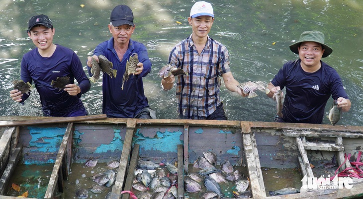 Dỡ chà bắt cá nâu, cách làm du lịch độc đáo của nông dân Cà Mau - Ảnh 7.